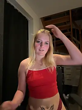Snapshot of DieBlondeHannah chatting on September 8, 2025, 6:18 pm DieBlondeHannah online show from September 8, 2025, 6:18 pm