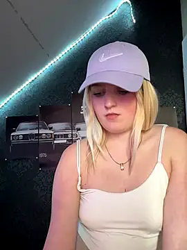 Snapshot of DieBlondeHannah chatting on September 10, 2025, 1:22 pm DieBlondeHannah online show from September 10, 2025, 1:22 pm