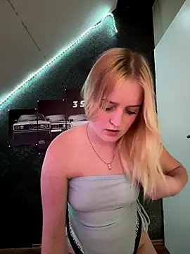 Snapshot of DieBlondeHannah chatting on September 11, 2025, 3:01 pm DieBlondeHannah online show from September 11, 2025, 3:01 pm