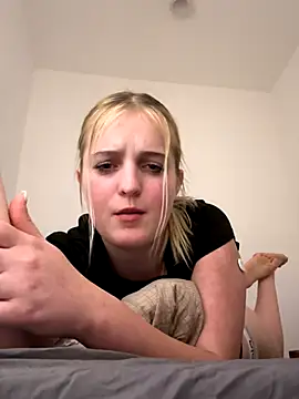 Snapshot of DieBlondeHannah chatting on September 14, 2025, 6:07 pm DieBlondeHannah online show from September 14, 2025, 6:07 pm