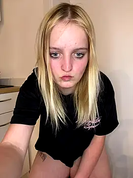 Snapshot of DieBlondeHannah chatting on September 17, 2025, 4:08 pm DieBlondeHannah online show from September 17, 2025, 4:08 pm
