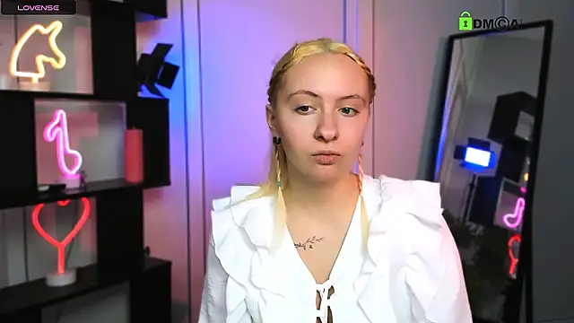 mila glow1 online show from December 17, 2025, 7:31 pm