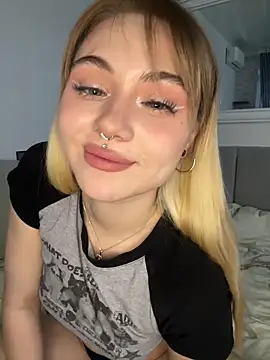 LunaMillie online show from October 18, 2025, 12:39 pm