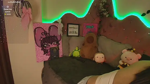 sophiievv online show from November 7, 2025, 7:03 pm