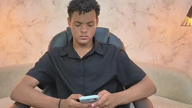 Valentino Thompson online show from September 29, 2025, 8:13 pm