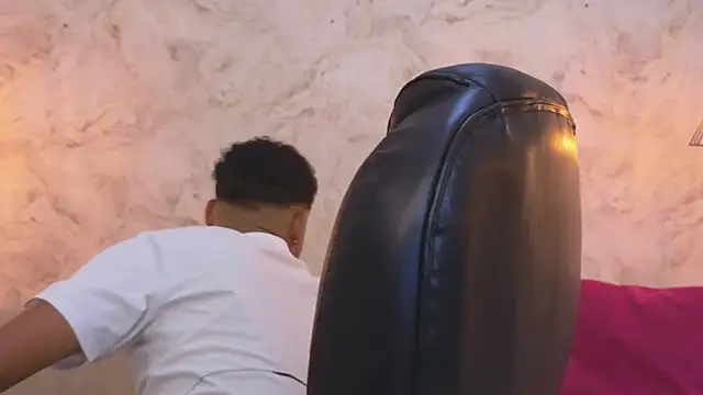 Valentino Thompson online show from October 3, 2025, 7:44 pm