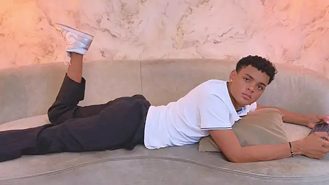 Valentino Thompson online show from October 14, 2025, 7:58 pm