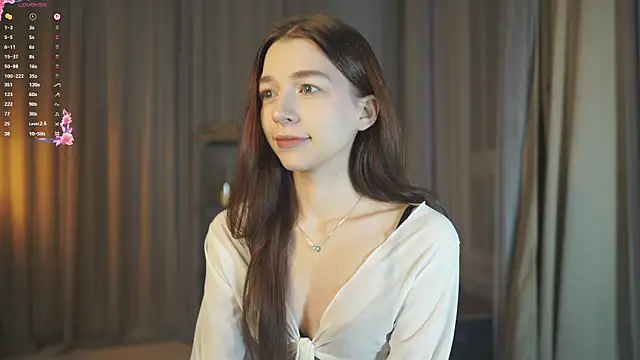 RoxieBolich online show from November 10, 2025, 1:43 pm