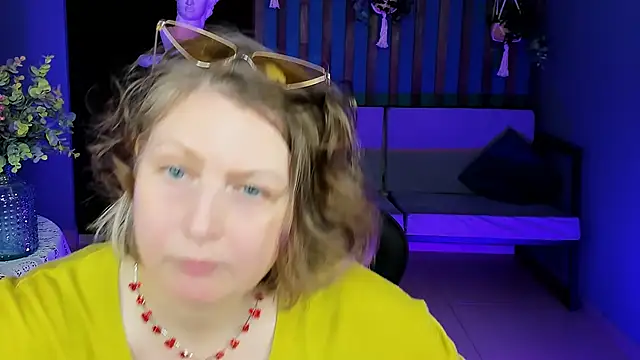 Snapshot of TiffanyBrauny chatting on September 22, 2025, 2:19 pm TiffanyBrauny online show from September 22, 2025, 2:19 pm