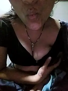 Hottestgirll online show from November 3, 2025, 8:32 pm