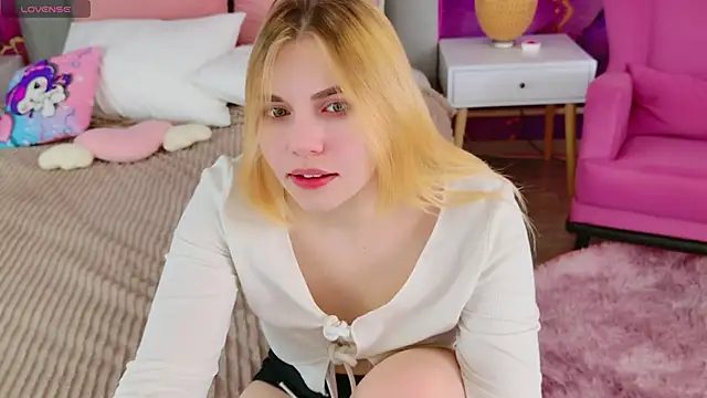 Snapshot of Evie_Vall chatting on October 17, 2025, 3:25 pm Evie Vall online show from October 17, 2025, 3:25 pm