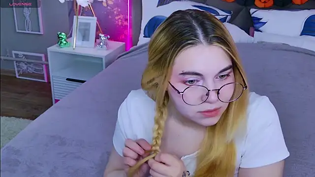 Snapshot of Evie_Vall chatting on November 2, 2025, 3:14 pm Evie Vall online show from November 2, 2025, 3:14 pm