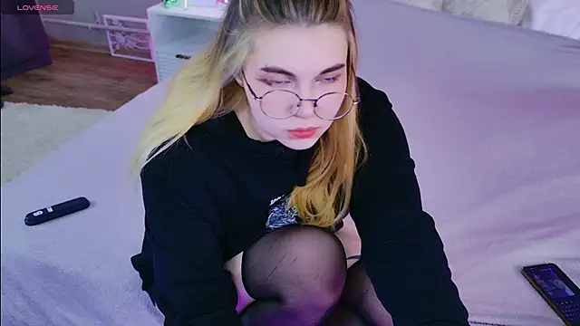 Snapshot of Evie_Vall chatting on November 3, 2025, 3:13 pm Evie Vall online show from November 3, 2025, 3:13 pm