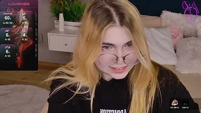 Snapshot of Evie_Vall chatting on November 8, 2025, 3:34 pm Evie Vall online show from November 8, 2025, 3:34 pm