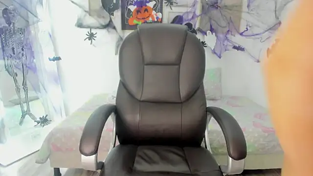 koraline 333 online show from October 31, 2025, 9:05 pm