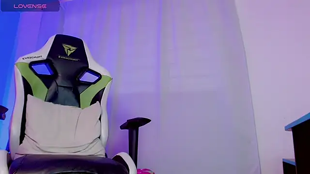 Snapshot of yankees_ chatting on October 17, 2025, 12:30 pm yankees online show from October 17, 2025, 12:30 pm