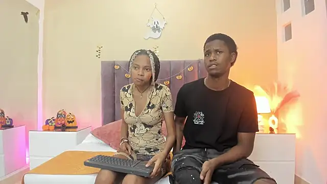 Snapshot of Kiaraa_y_Her_Crazy chatting on October 17, 2025, 3:53 am Kiaraa y Her Crazy online show from October 17, 2025, 3:53 am