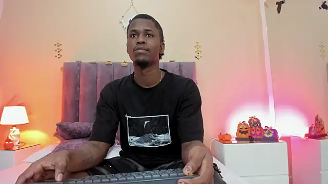 Snapshot of Kiaraa_y_Her_Crazy chatting on October 30, 2025, 7:14 pm Kiaraa y Her Crazy online show from October 30, 2025, 7:14 pm