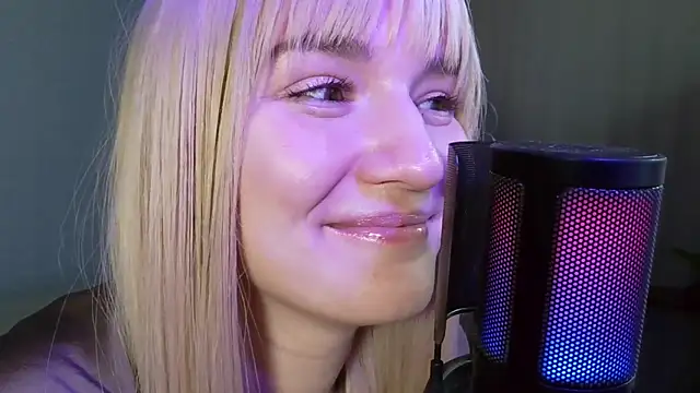 Snapshot of LunaXLoverx chatting on October 8, 2025, 10:18 pm LunaXLoverx online show from October 8, 2025, 10:18 pm