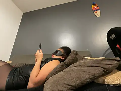 MILF Stephanie online show from November 22, 2025, 1:37 am