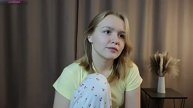 VinnieSerrano online show from October 13, 2025, 2:06 pm