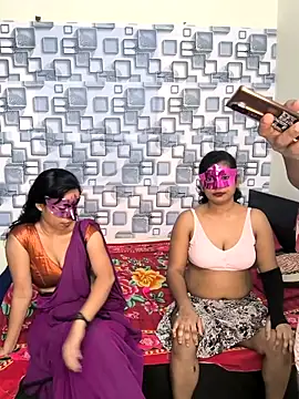 Family02 online show from December 19, 2025, 5:09 pm