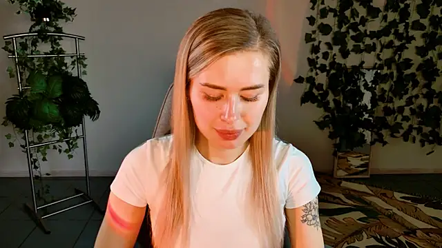 AdelLoyss online show from September 13, 2025, 5:07 am