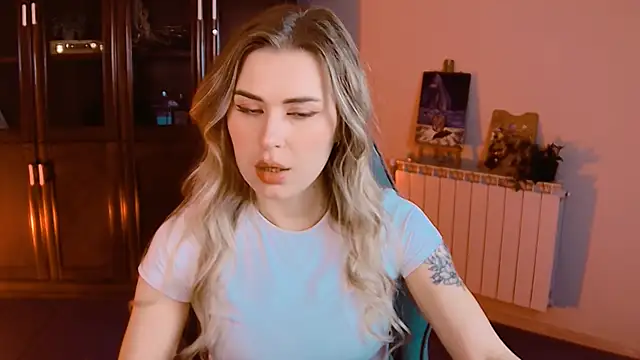 AdelLoyss online show from November 11, 2025, 1:11 pm