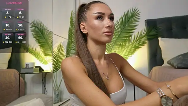 Snapshot of JuliaQuin chatting on October 6, 2025, 2:20 am JuliaQuin online show from October 6, 2025, 2:20 am