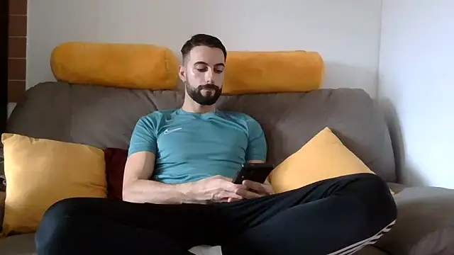 Amicisegreti online show from December 23, 2025, 9:40 am