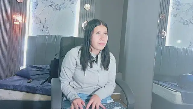 Olivia11  online show from May 12, 2026, 12:35 pm