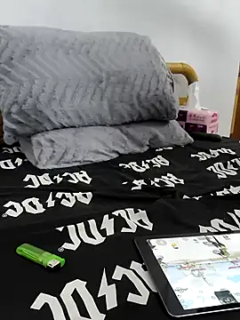 yazinyazin1 online show from November 30, 2025, 9:02 am