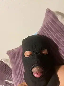 fitsexyman online show from April 5, 2026, 9:34 pm