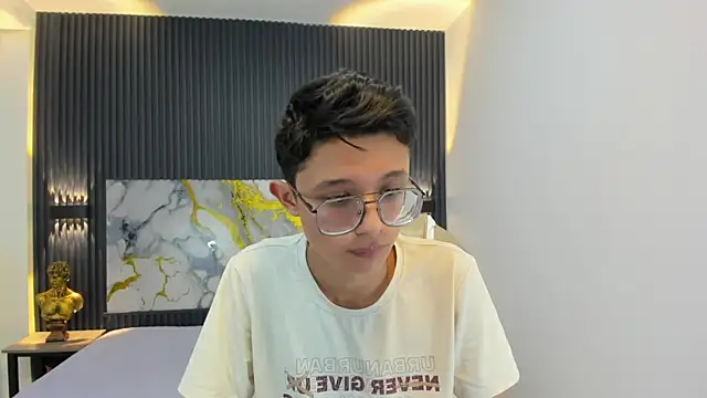 Snapshot of SantiagoRusso18 chatting on September 20, 2025, 1:01 pm SantiagoRusso18 online show from September 20, 2025, 1:01 pm