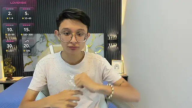 SantiagoRusso18 online show from September 30, 2025, 12:32 pm