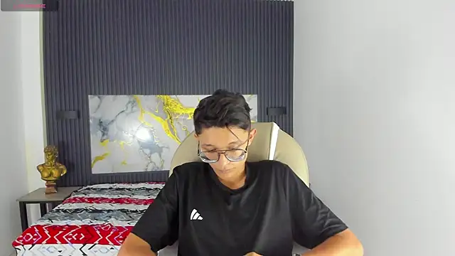 SantiagoRusso18 online show from December 17, 2025, 2:45 pm