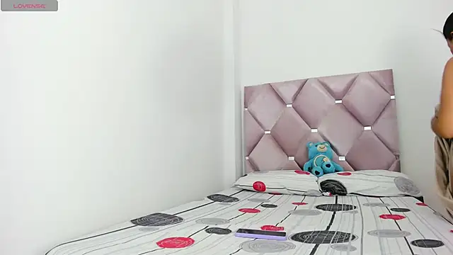 Snapshot of SaraNixx chatting on December 20, 2025, 12:40 am SaraNixx online show from December 20, 2025, 12:40 am