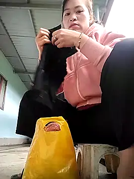 tuyetnhi-00 online show from October 2, 2025, 1:12 am