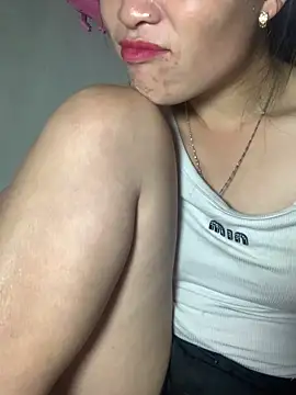 tuyetnhi-00 online show from October 8, 2025, 4:37 pm