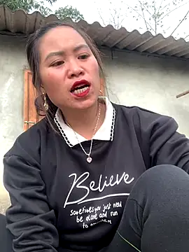 tuyetnhi-00 online show from December 23, 2025, 1:47 am