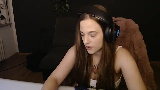 Luna Lynn online show from November 26, 2025, 7:48 pm