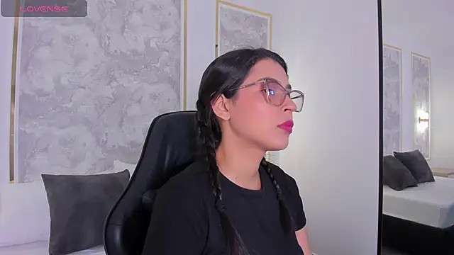 desireee  online show from December 22, 2025, 5:32 pm