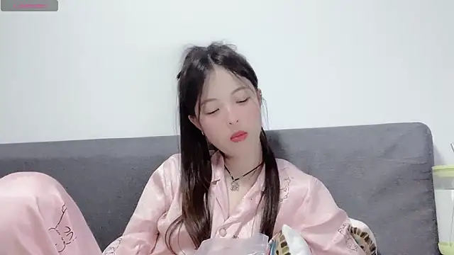 nuonuo321 online show from November 9, 2025, 10:46 am