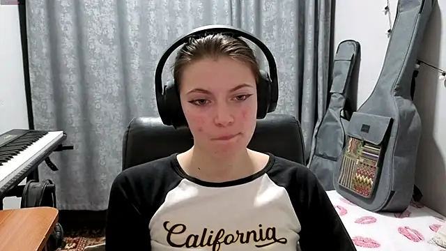 CutieAnny online show from April 16, 2026, 8:20 pm