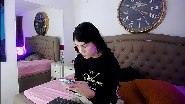 AuroraRicci online show from October 17, 2025, 12:41 pm