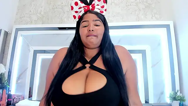 JuliethaVillalobos online show from October 4, 2025, 11:47 pm