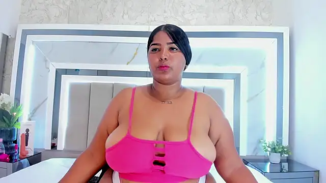 JuliethaVillalobos online show from November 7, 2025, 8:53 pm