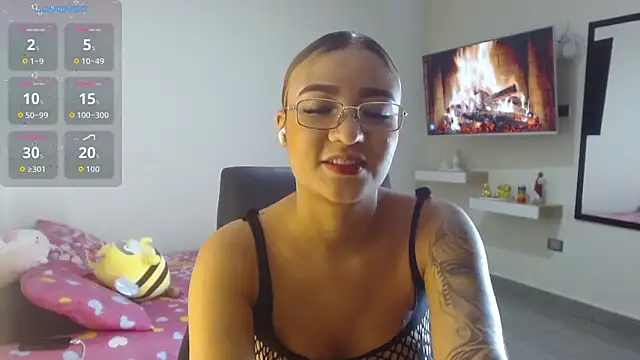 Snapshot of Emmili_Saenz chatting on September 17, 2025, 7:59 pm Emmili Saenz online show from September 17, 2025, 7:59 pm