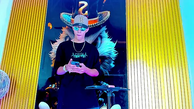 Snapshot of Dante_Brown1_ chatting on October 8, 2025, 9:34 pm Dante Brown1 online show from October 8, 2025, 9:34 pm