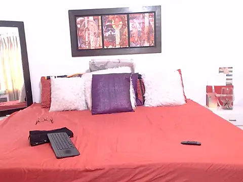 Snapshot of OSHYRIS chatting on November 10, 2025, 12:37 pm OSHYRIS online show from November 10, 2025, 12:37 pm